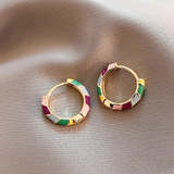 Elegante Goldohrringe mit buntem Emaille